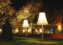 Takie ogrodowe oprawy stylizowane na tradycyjne lampy podłogowe sprawią, że poczujemy się w ogrodzie jak w domowym zaciszu. Takie ogrodowe oprawy stylizowane na tradycyjne lampy podłogowe sprawią, że poczujemy się w ogrodzie jak w domowym zaciszu.