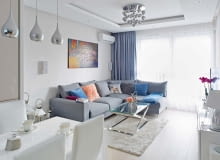 Pokój dzienny połączony z kuchnią to serce domu. Na narożnej kanapie (z firmy Rafek) zmieszczą się nie tylko domownicy, ale i goście. We wnętrzu Julita połączyła nowoczesność z elementami glamour. Meble i dodatki o błyszczących powierzchniach odbijają światło, dodatkowo rozjaśniając pomieszczenie dobrze oświetlone lampami (marki Azzardo). Pokój dzienny połączony z kuchnią to serce domu. Na narożnej kanapie (z firmy Rafek) zmieszczą się nie tylko domownicy, ale i goście. We wnętrzu Julita połączyła nowoczesność z elementami glamour. Meble i dodatki o błyszczących powierzchniach odbijają światło, dodatkowo rozjaśniając pomieszczenie dobrze oświetlone lampami (marki Azzardo).