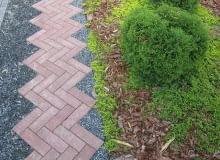 Nawierzchnię dróżek można pokryć brukową kostką klinkierową, betonową, kamienną, brukiem drewnianym, żwirem lub tłuczniem Nawierzchnię dróżek można pokryć brukową kostką klinkierową, betonową, kamienną, brukiem drewnianym, żwirem lub tłuczniem