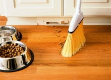 Po naciśnięciu nogą przycisku na szufelce podmiecione śmieci zostaną automatycznie wciągnięte do systemu centralnego odkurzania. Po naciśnięciu nogą przycisku na szufelce podmiecione śmieci zostaną automatycznie wciągnięte do systemu centralnego odkurzania.