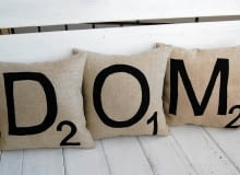 <B>Zamiast stosu nijakich poduszek połóżmy na kanapie jedną czy dwie, ale takie, które będą przyciągającym uwagę elementem wystroju wnętrza.</B> <BR />49 zł/szt., dawanda.pl <B>Zamiast stosu nijakich poduszek połóżmy na kanapie jedną czy dwie, ale takie, które będą przyciągającym uwagę elementem wystroju wnętrza.</B> <BR />49 zł/szt., dawanda.pl