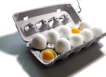 SMART EGG zaprojektował Joonsoo Kim. Myślisz że to zwykła wytłoczka z jajkami? Nic bardziej mylnego! To oryginalna lampka stołowa. SMART EGG projektu Joonsoo Kim.