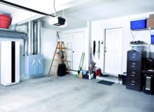 Dostęp do centrali powinien być zapewniony ze wszystkich stron - ułatwi to serwisantowi dokonanie naprawy bądź konserwacji +Clean empty swept interior suburban garage.