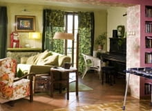 W części wypoczynkowej króluje zieleń, ale o monotonii nie ma mowy - to zasługa bogactwa odcieni i wzorów. Na zabytkowym pianinie grał kiedyś tata gospodarza. Dziś zasiada do niego jego wnuk, ośmioletni Franek. UWAGA PONOWNA PUBLIKACJA ZA ZGODA WLASCICIELI