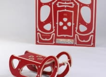 Niemiecka firma Tau, która produkuje sklejkowe zabawki dla dzieci, posiada w swojej ofercie niespotykane sanki. Sprzedawane są w formie puzzli, które trzeba samodzielnie złożyć. Fornirowana sklejka w kolorze czerwonym została uformowana w klasyczny kształt. Sanki przeznaczone sa dla małych dzieci. sanki, design