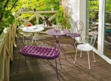 Metalowy zestaw Flores, dla miłośników romantycznych klimatów, dostępny w dwóch kolorach (białym i fioletowym). Stolik - 132 zł, fotel - 138 zł, ławka (dla dwóch osób, z pikowaną poduchą) - 238 zł. Castorama f