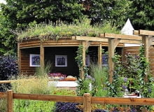 Warto zainwestować w budowę ogrodu na dachu altany, zwłaszcza jeśli znajduje się ona w uczęszczanym miejscu, jest widoczna z balkonu, okien wyższych kondygnacji itp. OGROD , DREWNIANA ALTANA Z DACHEM POROSNIETYM ROSLINAMI FOT. MALGORZATA DYRSKA PUBLIKACJA MAGNOLIA NR 8 (4) - 8 2012 SLOWA KLUCZOWE: OGROD ARCHITEKTURA ROSLINA ZDJĘCIE DO WKŁADKI: PUBLIKACJA MAGNOLIA NR 8 (4) - CZASOPISMA