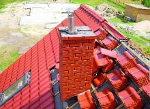 Miejsce przejścia komina przez dach powinno być dokładnie uszczelnione Miejsce przejścia komina przez dach powinno być dokładnie uszczelnione