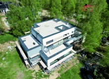 Teoretycznie podczas budowy można wprowadzić zmiany na każdym  jej etapie. Pomysłów na to, co ulepszyć, jest tyle, ilu inwestorów.  Ich inwencja bywa naprawdę nieograniczona. Przestrzegamy jednak  przed odejmowaniem samowolnych decyzji i przedstawiamy  najważniejsze zmiany oraz ich konsekwencje. Teoretycznie podczas budowy można wprowadzić zmiany na każdym  jej etapie. Pomysłów na to, co ulepszyć, jest tyle, ilu inwestorów.  Ich inwencja bywa naprawdę nieograniczona. Przestrzegamy jednak  przed odejmowaniem samowolnych decyzji i przedstawiamy  najważniejsze zmiany oraz ich konsekwencje.