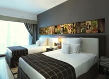 Po kolorowych tynkach, wzorzystych tapetach i fantazyjnych naklejkach przyszedł czas na... blachy. Są one oryginalną alternatywą w dekorowaniu ścian w mieszkaniach i domach. Dzięki możliwości tworzenia intrygujących kolaży usatysfakcjonują nawet miłośników sztuki. <BR > Do produkcji dekoracyjnych blach manufaktura PosterPlate wykorzystuje technologię sitodruku (serigrafia). To tradycyjna metoda, której stosowanie zostało zapoczątkowane w X wieku w Chinach. Każdy z wybranych kolorów jest nakładany ręcznie przy pomocy rakla - jest to rodzaj twardego gumowego narzędzia - przeciskając farbę na blachę poprzez sito. By uzyskać obraz używa się wielu sit z odwzorowanym szablonem danej warstwy (koloru). Ostateczny efekt powstaje po ręcznym nałożeniu wszystkich kolorów. Przed drukiem poszczególnych warstw, półprodukty są suszone przez kilka godzin w sterylnych warunkach. Druk każdego następnego koloru jest poprzedzony starannym dopasowaniem sita, do wcześniej nałożonych barw. Na zdjęciu - sypialnia udekorowana ozdobną blachą. Po kolorowych tynkach, wzorzystych tapetach i fantazyjnych naklejkach przyszedł czas na... blachy. Są one oryginalną alternatywą w dekorowaniu ścian w mieszkaniach i domach. Dzięki możliwości tworzenia intrygujących kolaży usatysfakcjonują nawet miłośników sztuki. <BR > Do produkcji dekoracyjnych blach manufaktura PosterPlate wykorzystuje technologię sitodruku (serigrafia). To tradycyjna metoda, której stosowanie zostało zapoczątkowane w X wieku w Chinach. Każdy z wybranych kolorów jest nakładany ręcznie przy pomocy rakla - jest to rodzaj twardego gumowego narzędzia - przeciskając farbę na blachę poprzez sito. By uzyskać obraz używa się wielu sit z odwzorowanym szablonem danej warstwy (koloru). Ostateczny efekt powstaje po ręcznym nałożeniu wszystkich kolorów. Przed drukiem poszczególnych warstw, półprodukty są suszone przez kilka godzin w sterylnych warunkach. Druk każdego następnego koloru jest poprzedzony starannym dopasowaniem sita, do wcześniej nałożonych barw. Na zdjęciu - sypialnia udekorowana ozdobną blachą.