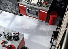 Choć wciąż najpopularniejsze są wykładziny imitujące drewno lub płytki ceramiczne, w sklepach znaleźć można wzory bardzo nowoczesne, a wręcz awangardowe - przypominające blachę, trawę lub układankę puzzle wykładzina elastyczna