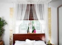 METAMORFOZA SYPIALNI. Sypialnia zyskała orientalny klimat, o jaki chodziło gospodarzom. W oknach pojawiły się drewniane żaluzje i nowe firany z woalu, a nad łóżkiem - zrobiony z takich samych firan baldachim-moskitiera. Na jasnopopielatej ścianie namalowano ornamenty skopiowane z balijskiej płytki. Typowy dla tego regionu wielobarwny roślinny wzór ma też nowa pościel. 23.10.2014 WARSZAWA SESJA WNETRZE , METAMORFOZA PO ZMIANCH NA ZDJECIU WNETRZE SYPIALNIA STYLIZACJA AGNIESZKA ZABRODZKA DLA CZASOPISMA CZTERY KATY FOT. ARKADIUSZ SCICHOCKI / AGENCJA GAZETA