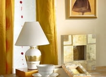 Jeśli chcemy dodać blasku jednobarwnej lampce z ceramiczną podstawą, udekorujmy ją złotymi pasami. Podobną technikę możemy wykorzystać do ozdobienia innych domowych drobiazgów, np. ramek albo szkatułek. Złoto w płatkach, brokat i kleje kupimy w sklepach z materiałami dla plastyków. WNETRZA ZLOTE DEKORACJE NOCNA LAMPKA