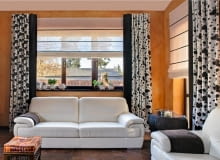 Upięte na stałe zasłony i opuszczana w razie potrzeby roleta rzymska to wciąż bardzo popularny sposób aranżacji okna. Zwykle szyje się je z dwóch tkanin dopasowanych kolorystycznie, ale w różne desenie, albo - tak jak w tym salonie - z materiału jednobarwnego i wzorzystego. <BR />OKNA - TKANINY. Do zasłaniania okien służą tutaj rolety, zasłony pełnią tylko funkcję ozdoby - nie rozsuwają się, bo zawieszono je na tzw. odcinkowych karniszach o długości 75 cm. Tak krótkich modeli nie ma w sklepach (gotowe mają minimum 120 cm), ale można zamówić je w dowolnym wymiarze u producenta, samemu lub za pośrednictwem punktu aranżacji okien. Upięte na stałe zasłony i opuszczana w razie potrzeby roleta rzymska to wciąż bardzo popularny sposób aranżacji okna. Zwykle szyje się je z dwóch tkanin dopasowanych kolorystycznie, ale w różne desenie, albo - tak jak w tym salonie - z materiału jednobarwnego i wzorzystego. <BR />OKNA - TKANINY. Do zasłaniania okien służą tutaj rolety, zasłony pełnią tylko funkcję ozdoby - nie rozsuwają się, bo zawieszono je na tzw. odcinkowych karniszach o długości 75 cm. Tak krótkich modeli nie ma w sklepach (gotowe mają minimum 120 cm), ale można zamówić je w dowolnym wymiarze u producenta, samemu lub za pośrednictwem punktu aranżacji okien.