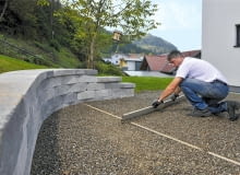 Krok 1. Po sprawdzeniu podbudowy, wykonuje się podsypkę warstwą taką samą, na jakiej jest ułożona cała nawierzchnia. kostka betonowa, układanie kostki betonowej