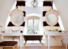 Łazienka. Nowoczesny barok. Z tym historycznym łączy go upodobanie do bogatych dekoracji - sutych tkanin, sztukaterii, złoceń. wnętrze, aranżacja, dekoracje, łazienka