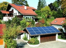 Gdy dach naszego domu ma np. zbyt skomplikowany kształt, by zamontować na nim kolektory, możemy umieścić je na dachu garażu kolektory słoneczne