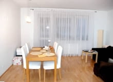 PRZED ZMIANĄ. Właścicielka 35-metrowej kawalerki nie do końca przemyślała umeblowanie pokoju połączonego z kuchnią. Kupiła rozłożystą narożną kanapę i stół - za duży do niewielkiego pomieszczenia. Zabrakło również dekoracji tworzących styl i klimat wnętrza.