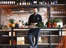 Szef kuchni Kuba Korczak, gotuje wedle zasad slow food. Z fantazją miksuje kuchnię polską, azjatycką i włoską.