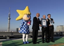 Najwyższa wieża telewizyjna na świecie - Tokyo Sky Tree - trafiła do Księgi Rekordów Guinnessa. Ma aż 634 metry wysokości. Na zdjęciu przedstawiciele kapituły sędziowskiej oraz maskotka Tokyo Sky Tree - Sorakara-chan - prezentują certyfikat na tle gigantycznej konstrukcji Najwyższa wieża telewizyjna na świecie świecie - Tokyo Sky Tree
