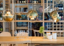 W strefie koktajlowej efektowne lampy Gubi.