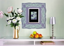 Jeśli jednobarwna ściana już nam się opatrzyła, możemy ciekawie ją ozdobić, całą lub tylko wybrany fragment. Monotonię powierzchni ożywią proste wzory, na przykład namalowane farbą albo uformowane z tynku strukturalnego. Osobom niewprawionym pracę ułatwi szablon i taśma malarska. <BR />Dekoracyjna rama. Farbą w wybranym kolorze zamalowujemy pole wyznaczone na ścianie taśmą malarską (jeśli kontur ma być nieregularny, użyjmy taśmy przeznaczonej do łuków - do kupienia w supermarketach budowlanych, cena 14 zł). Gdy farba wyschnie, nanosimy wzór przez szablon (zrobiony samodzielnie albo również kupiony w supermarkecie budowlanym, cena od 16 zł). W środku wieszamy obrazek. Jeśli jednobarwna ściana już nam się opatrzyła, możemy ciekawie ją ozdobić, całą lub tylko wybrany fragment. Monotonię powierzchni ożywią proste wzory, na przykład namalowane farbą albo uformowane z tynku strukturalnego. Osobom niewprawionym pracę ułatwi szablon i taśma malarska. <BR />Dekoracyjna rama. Farbą w wybranym kolorze zamalowujemy pole wyznaczone na ścianie taśmą malarską (jeśli kontur ma być nieregularny, użyjmy taśmy przeznaczonej do łuków - do kupienia w supermarketach budowlanych, cena 14 zł). Gdy farba wyschnie, nanosimy wzór przez szablon (zrobiony samodzielnie albo również kupiony w supermarkecie budowlanym, cena od 16 zł). W środku wieszamy obrazek.