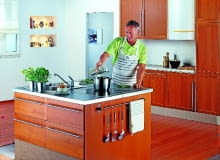 Jeśli zdecydujemy się umieścić wiszący kocioł jednofunkcyjny z zasobnikiem stojącym w kuchni, szczególną uwagę należy zwrócić na dobór odpowiedniego modelu zasobnika ciepłej wody. Najlepiej wówczas wybrać zbiornik wykonany ze stali kwasoodpornej, bądź też zabezpieczony anodą tytanową (ma znacznie dłuższą żywotność niż anoda magnezowa). Jeśli zdecydujemy się umieścić wiszący kocioł jednofunkcyjny z zasobnikiem stojącym w kuchni, szczególną uwagę należy zwrócić na dobór odpowiedniego modelu zasobnika ciepłej wody. Najlepiej wówczas wybrać zbiornik wykonany ze stali kwasoodpornej, bądź też zabezpieczony anodą tytanową (ma znacznie dłuższą żywotność niż anoda magnezowa).