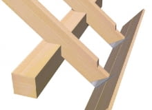 Grupa łączników bardzo przydatnych przy wykonywaniu konstrukcji dachów stromych. Służą do łączenia drewnianych elementów więźby - desek i belek - zestawianych ze sobą pod różnym kątem. Najczęściej mają postać perforowanych płytek o rozmaitych kształtach. Na zdjęciu złącze czołowe. Ma kształt kątownika z jednym bokiem trójkątnym. Stosuje się je do łączenia desek okapowych z krokwiami. Długość takich złączy może wynosić 20, 26 lub 30 cm, a więc da się je dopasować do desek okapowych różnej szerokości. Złącza układa się na styku krokwi z deską okapową. Trójkątny bok złącza mocuje się do krokwi, a bok w kształcie zbliżonym do trapezu - do deski okapowej. złącza ciesielskie,stalowe łączniki do drewna,konstrukcje drewniane