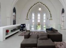 Salon w nawie głównej dawnego kościoła. Kościół nowym rodzinnym domem.