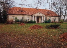 Odnowiony, zabytkowy dwór w Piekarach Odnowiony, zabytkowy dwór w Piekarach