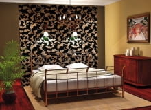 Projekt wnętrza 1. Ścianka za łóżkiem wyłożona tapetą w wyrazisty stylowy wzór stała się główną ozdobą tego wnętrza. Na ścianie zainstalowano dwa kinkiety - przy ich świetle można poczytać przed snem. Projekt wnętrza 1. Ścianka za łóżkiem wyłożona tapetą w wyrazisty stylowy wzór stała się główną ozdobą tego wnętrza. Na ścianie zainstalowano dwa kinkiety - przy ich świetle można poczytać przed snem.