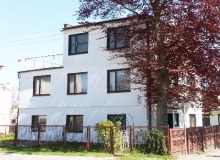 Typowy dom-kostka z czasów PRL-u jest usytuowany w miejscowości nadmorskiej; dodatkowe pomieszczenia będą przeznaczone dla turystów Minolta DSC