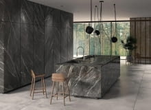 Wzór z tej kolekcji oddaje wyrafinowanie czarnego marmuru, ale ociepla go, zmiękczając wyrazisty rysunek nutami beżu, Diamond, Calacatta Black, Laminam