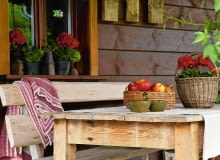 Wiklinowe kosze na owoce i warzywa albo skrzynie na pościel - konieczny element w rustykalnych wnętrzach. Pełnią nie tylko funkcję użytkową, ale również dekoracyjną. styl rustykalny, wnętrza