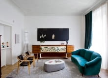 W salonie mediolańskiej architektki panuje beztroski duch czasów sprzed I wojny światowej. Para starych hiszpańskich krzeseł, sofa vintage, puf Fjord Patricii Urquioli (Moroso). Na ścianie zdjęcie Davide Coltro; w rogu szklana lampa z wyprzedaży hotelu z lat 50. style, secesja, wnętrza