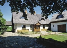 Dom, ze swoją pełną delikatności, lekkości i prostoty formą, wprost nawiązuje do kanonów budownictwa wiejskiego Dom, ze swoją pełną delikatności, lekkości i prostoty formą, wprost nawiązuje do kanonów budownictwa wiejskiego