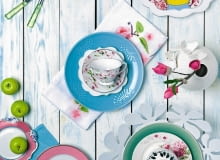 Od lewej: 1. Serwetka 28 zł Ludwik Styl 2. Talerz 19,99 zł H&M Home 3. Sztućce 7,50 zł/szt. home&you 4. Talerz 24,90 zł Duka 5. Imbryk z podgrzewaczem 189 zł Tea&Tea 6. Talerz 65 zł BBHome 7. Talerz 55 zł BBHome 8. Talerz 36,90 zł Duka 9. Talerzyk 45 zł, BBHome 10. Filiżanka ze spodkiem 49,90 zł Zara Home 11. Bieżnik 35 zł home&you 12. Wazon 55,99 zł F&F Home 13. Sztuczna gałązka magnolii 19 zł BBHome 14. Sztuczne jabłka 4,50 zł/szt. Inne Meble 15. Talerzyk 49 zł BBHome 16. Podkładka 15,90 zł Duka 17. Talerzyk 55 zł BBHome 18. Patera 59,90 zł IKEA 19. Talerz 20 zł Tiger 20. Talerzyk 19 zł home&you 21. Czajniczek 90,90 zł Duka 5.03.2015 Warszawa , Cztery Katy , Dekoracje , Wiosna , stylizacja Joanna Plachecka . Fot. Agata Jakubowska / Agencja Gazeta SLOWA KLUCZOWE: WNETRZA