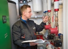 Po zamontowaniu kotła na paliwa stałe wraz z zasobnikiem ciepłej wody oraz potrzebnym osprzętem napełniamy instalację grzewczą wodą Po zamontowaniu kotła na paliwa stałe wraz z zasobnikiem ciepłej wody oraz potrzebnym osprzętem napełniamy instalację grzewczą wodą