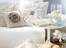 <b> Oto garść pomysłów na drobne podarki dla naszych bliskich, które bez trudu zrobimy w kilka przedświątecznych wieczorków. Takie drobiazgi, choć mają niewielką wartość materialną, dla osoby obdarowanej są wręcz bezcenne. </b> <BR /> PODARKI OD SERCA. Poduszka z kwiatem. Dwie lub trzy koronkowe taśmy (jednakowe albo różniące się wzorem bądź odcieniem) przeszywamy nitką i marszczymy. Powstałe falbanki na szywamy na poszewkę, tworząc fantazyjny kwiat. WNETRZA , DEORACJE Z KORONKI - PODUSZKI