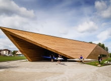 Baza kajakarska w Augustowie. Proj. arch. Przemysław Sokołowski (PSBA), arch. Jakub Zygmunt (INOONI), arch. Martyna Lenart-Zygmunt Baza kajakarska w Augustowie. Proj. arch. Przemysław Sokołowski (PSBA), arch. Jakub Zygmunt (INOONI), arch. Martyna Lenart-Zygmunt