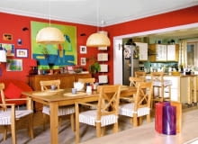 Oto oni - państwo Boscy z synami: Natalia (szefowa w wydawnictwie prasowym), Ludwik (architekt), Tomek (młody filozof), Kuba (miłośnik sportu) i najmłodszy Kacper (mistrz trudnych pytań). Mieszkają w Warszawie. Od typowej polskiej rodziny różnią się tym, że są rodzinką filmową, a ich dom powstał w hali Telewizji Polskiej. <BR /> WNĘTRZA. Układ i wielkość pomieszczeń odpowiadają pierwowzorowi, czyli wnętrzom z serialu kanadyjskiego (nasz powstał na licencji). - Chcieliśmy dorównać kanadyjskim standardom, ale z drugiej strony zależało nam, by wystrój przypominał domy, w których żyjemy na co dzień. Musieliśmy pogodzić te dwa założenia - mówi Jacek Osadowski. I faktycznie, aneks jadalny nie odbiega od polskiej rzeczywis-tości: duży stół blisko otwartej kuchni, komoda, na ścianach fotografie i rysunki dzieci. 24.01.2011 WARSZAWA SESJA WNETRZE , NA ZDJECIU WNETRZE PLAN FILMOWY SERIALU RODZINKA.PL STYLIZACJA KATARZYNA KOWALSKA DLA CZASOPISMA CZTERY KATY FOT. ARKADIUSZ SCICHOCKI / AGENCJA GAZETA