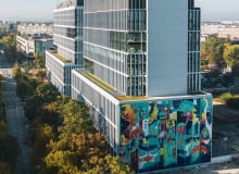 Mural oczyszczający powietrze na ścianie biurowca w kompleksie Centrum Południe we Wrocławiu
