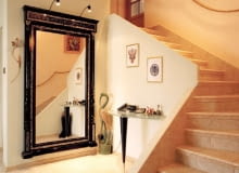 40 zł/m2 - liczą sobie fachowcy za położenie na schodach płytek ceramicznych 08.2000 WARSZAWA , HOL - STYLOWE LUSTRO, SCHODY, NOWOCZESNA KONSOLA FOT. WLODZIMIERZ OKONSKI PUBLIKACJA CZTERY KATY NR 1(136) - 1.2003