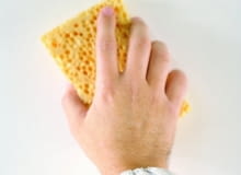 Ściany malowane farbami emulsyjnymi wystarczy umyć, a pokryte farbami olejnymi - przeszlifować i odkurzyć. przyklejanie tapety