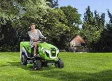 WYGODNA KOSIARKA VIKING MT 5097 Z z koszem o pojemności 250 l, 2-cylindrowym silnikiem Briggs & Stratton o mocy maks. 15,7 KM i hydrostatyczną przekładnią.