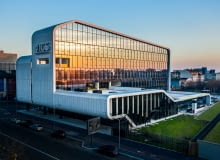 Fasady budynku w atrakcyjny sposób współgrają z otoczeniem. Fasady budynku w atrakcyjny sposób współgrają z otoczeniem.