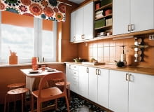 ARANŻACJE WNĘTRZ: <B> Moja kuchnia ma już swoje lata. O ile szafki o prostych frontach prezentują się nieźle, to marmurkowe kafelki rażą niemodnym wyglądem. Co z nimi zrobić, bo gruntowny remont w najbliższym czasie nie wchodzi w grę. </B><BR /> Sensownym rozwiązaniem jest pomalowanie szpecących kuchnię płytek ceramicznych na kolor dopasowany do wystroju. Najlepiej użyć specjalistycznej farby do ceramiki, ale można też sięgnąć po bardzo trwałą nowoczesną emalię do drewna i metalu, która daje gładką, twardą powłokę, odporną na zarysowania, a nawet na uderzenia. Aby farba dobrze trzymała się na śliskim podłożu, przed jej nałożeniem należy oczyścić malowaną powierzchnię z kurzu i tłuszczu, przetrzeć ją papierem ściernym i pokryć specjalnym gruntem, który zwiększy jej przyczepność. Takie preparaty mają w ofercie wszyscy popularni producenci. WNETRZA , KUCHNIA PO METAMORFOZIE STYLIZACJA IZABELA SKORUPKA / DEKO - RACJA.COM FOT. MONIKA LEWANDOWSKA / PHOTOTAPETA PUBLIKACJA CZTERY KATY NR 9 (239) - 9 2011 PUBLIKACJA CZTERY KATY NR SPECJALNY - METAMORFOZY WNETRZ - 11 2011 SLOWA KLUCZOWE: WNETRZE KUCHNIA METAMORFOZA ZDJĘCIE DO WKŁADKI: PUBLIKACJA CZTERY KATY NR 9 (239) - CZASOPISMA