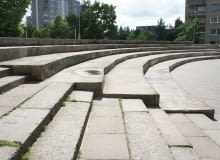 Meble miejskie wkomponowane w skarpę betonowego amfiteatru Meble miejskie wkomponowane w skarpę betonowego amfiteatru