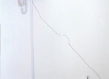 Ukośne pęknięcie na ścianie działowej Ukośne pęknięcie na ścianie działowej