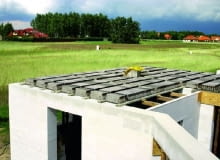 Strop Teriva - pomiędzy prefabrykowanymi belkami z betonowymi stopkami układa się najczęściej pustaki keramzytobetonowe Strop Teriva - pomiędzy prefabrykowanymi belkami z betonowymi stopkami układa się najczęściej pustaki keramzytobetonowe
